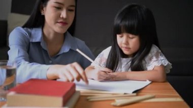 eğitim kavramı. Öğretmen kıza çizmeyi öğretiyor..