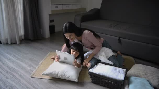 Koncepcja Święta Matka Córka Robią Działania Wewnątrz Domu — Wideo stockowe