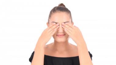 Güzellik konsepti. Kadınlar etrafında yeni şeyler almak için gözlerini açıyorlar..