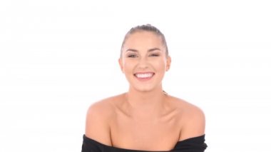 Güzellik konsepti. Güzel kız beyaz bir arka plan üzerinde şakalar bilerek lolipop olduğunu.