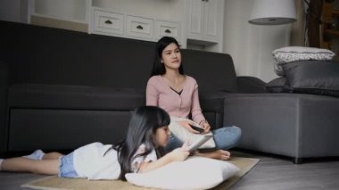 Tatil Konsepti. Anne ve kızı evin içinde faaliyet yapıyor.