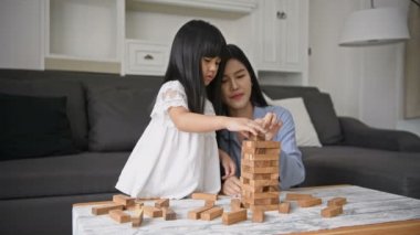 Tatil konsepti. Anne ve kızı oturma odasında birlikte faaliyetler yapıyor.