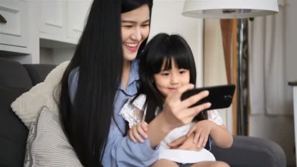 Коммуникационные Концепции Мать Дочь Смотрят Телепередачи Интернету — стоковое видео