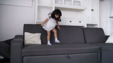 Tatil konsepti. Küçük kız evin içinde eğlenceli zevk.