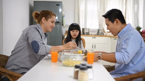 Concepto Familiar Chica Está Comiendo Con Familia — Vídeo de stock