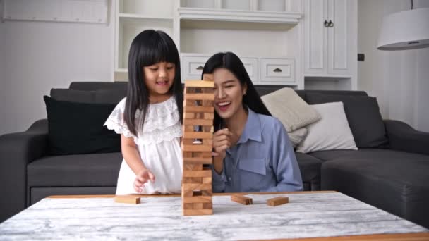 Conceito familiar. Mãe e filha estão jogando jogos na emoção da casa . — Vídeo de Stock