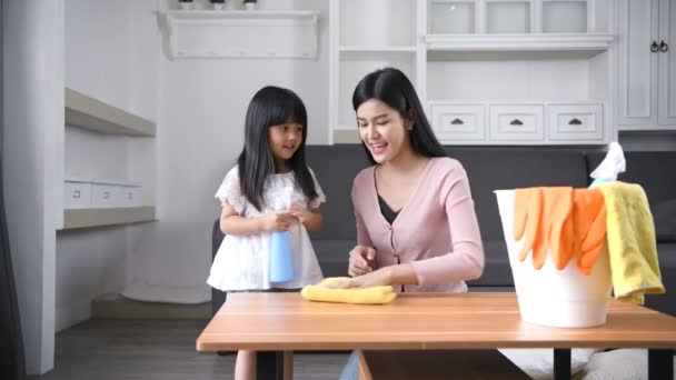 Aile konsepti. Kızı ve annesi evin temizlenmesine yardımcı oluyorlar.. — Stok video