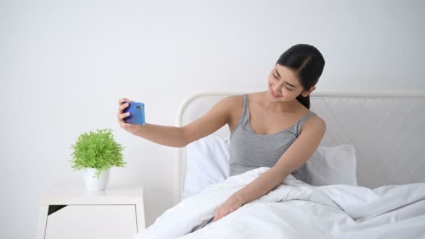 Vakantie Concept Het Mooie Meisje Wordt Wakker Telefoon Slaapkamer Spelen — Stockvideo