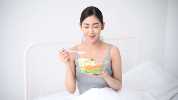 Concepto saludable. Asiático niñas están reduciendo comer con verduras . — Vídeos de Stock