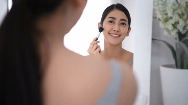 Schönheitskonzept. asiatische Mädchen sind Make-up in die Schlafzimmer. — Stockvideo