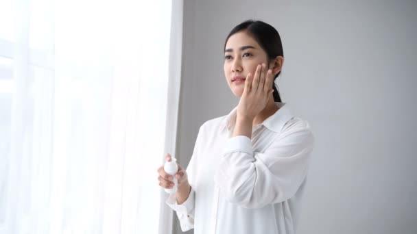 Conceito Beleza Meninas Asiáticas Estão Aplicando Creme Pele Quarto — Vídeo de Stock