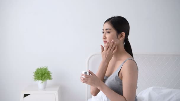 Conceito Beleza Meninas Asiáticas Estão Aplicando Creme Pele Quarto — Vídeo de Stock