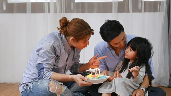 Concepto familiar. Hermano está cantando un deseo de cumpleaños a su hermana — Foto de Stock