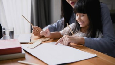 Aile konsepti. Annem çocuklara resim çizmeyi öğretiyor..