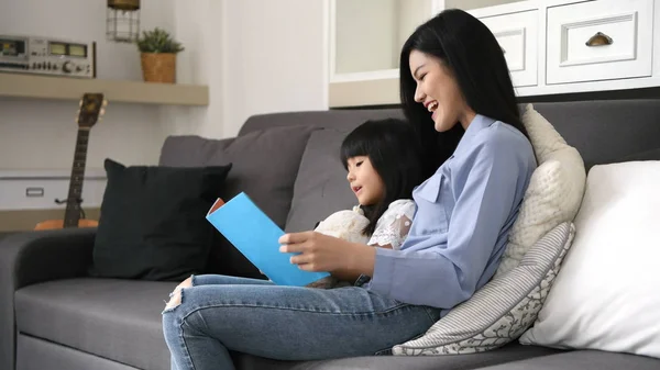 Concept de famille. Mère et fille lisent des livres ensemble. — Photo