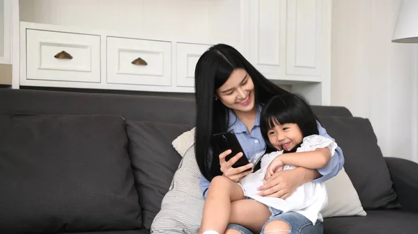 Conceptos de comunicación. Madre e hija están viendo TV prog — Foto de Stock