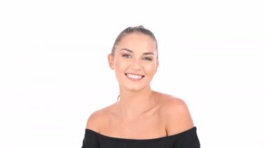 Güzellik konsepti. Güzel kız beyaz bir arka planda büyüleyici gözleri gönderiyor.