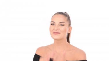 Güzellik konsepti. Kız beyaz bir arka planda selamlar sallıyor.