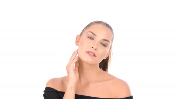 Il concetto di bellezza. Le donne stanno toccando la sua pelle su uno sfondo bianco . — Video Stock