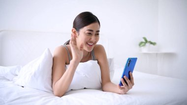 Tatil konsepti. Asyalı kadınlar bir m ile arkadaşları temas