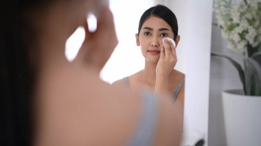 Güzellik konsepti. Asyalı kadınlar makyaj silme üzerine Yansımalar 