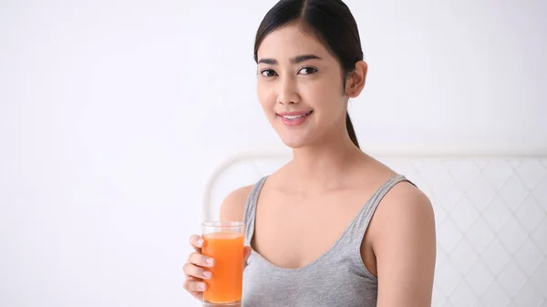 Gesundheitskonzept. asiatische Frauen trinken köstliche Säfte. — Stockfoto