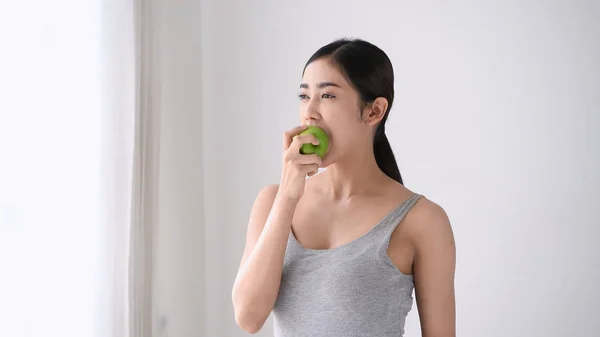 Concetto sano. Ragazze asiatiche stanno riducendo mangiare con le verdure — Foto Stock