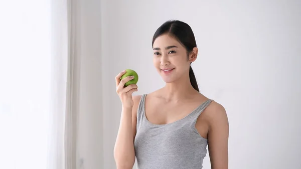 Concetto sano. Ragazze asiatiche stanno riducendo mangiare con le verdure — Foto Stock