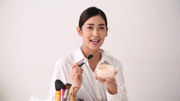 美容コンセプト。アジアの女の子はインターンの上に化粧を教えています — ストック写真