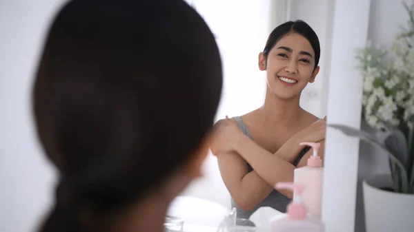 Schönheitskonzept. Reflexionen. Frauen tragen Hautcreme auf. — Stockfoto