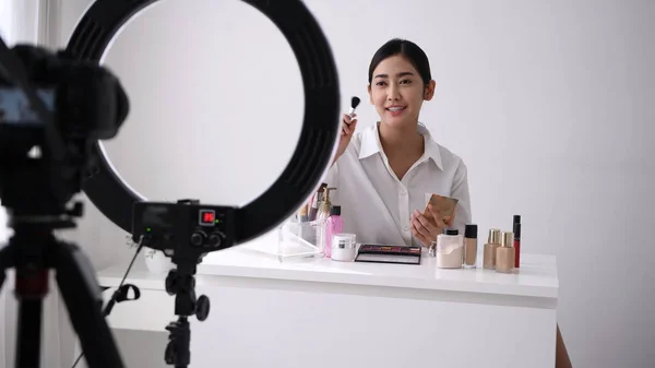 Schönheitskonzept. Asiatische Mädchen bringen sich im Laufe der Zeit Make-up bei — Stockfoto