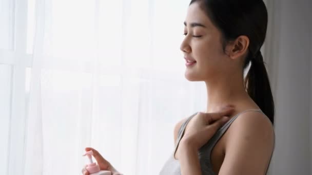 Concept Beauté Asiatiques Filles Sont Application Crème Peau Dans Chambre — Video