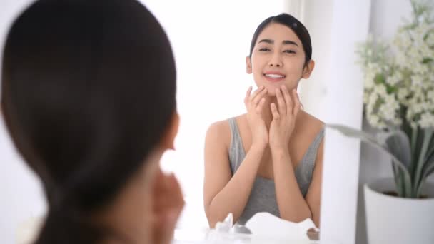 Schönheitskonzept Asiatische Mädchen Glänzen Spiegel Creme Auf Das Gesicht Aufzutragen — Stockvideo