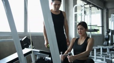 Egzersiz konsepti. Gençler spor salonunda halter sporları yapıyor.