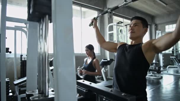 Concepto Ejercicio Los Jóvenes Están Practicando Deportes Levantamiento Pesas Gimnasio — Vídeo de stock