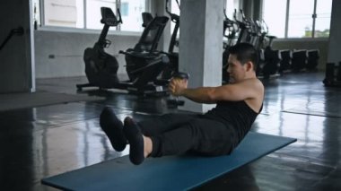 Egzersiz konsepti. Genç erkekler spor salonunda kasları oynuyor.