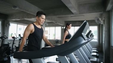 Egzersiz konsepti. Erkekler ve kadınlar spor salonunda birlikte koşuyorlar..