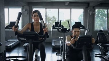 Fiziksel egzersiz Kavramı Gençler spor salonunda kilo vermek için bisiklet vardır.