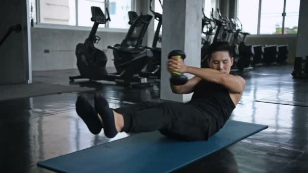Harjoituskonsepti Nuoret Miehet Pelaavat Lihaksia Kuntosalilla — kuvapankkivideo