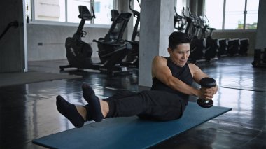 Egzersiz konsepti. Genç erkekler spor salonunda kasları oynuyor.