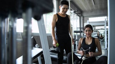 Egzersiz konsepti. Gençler halter sporları yapıyor 