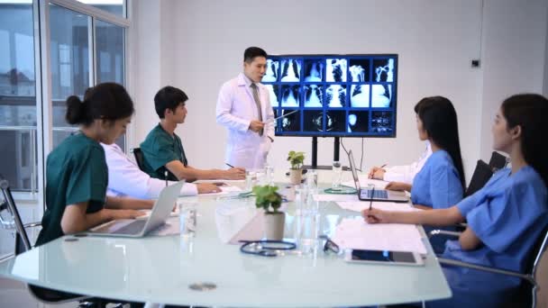 Concept Médical Les Médecins Masculins Féminins Réunissent Dans Salle — Video