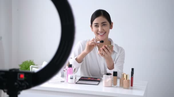 Güzellik Konsepti Asyalı Kızlar Internet Üzerinden Makyaj Öğreterek — Stok video