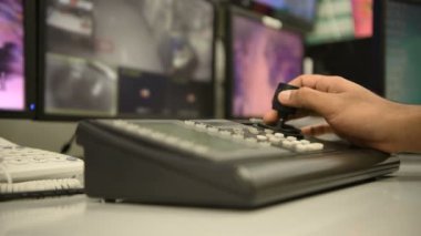 Subayların elleri CCTV kameranın anahtarlarını kontrol ediyor..