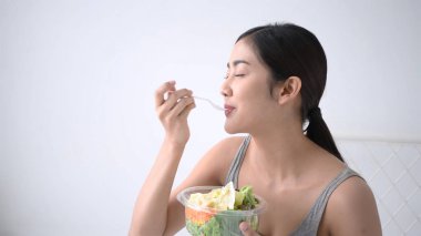 Sağlık konsepti. Kadınlar lezzetli meyve ve sebzeler yiyor