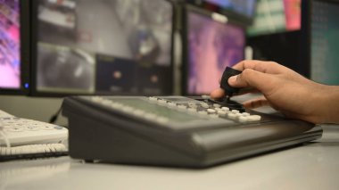 Subayların elleri CCTV 'nin anahtarlarını kontrol ediyor.