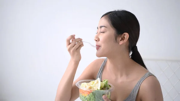 Concetto di salute. Le donne stanno mangiando frutta e verdura deliziosa — Foto Stock