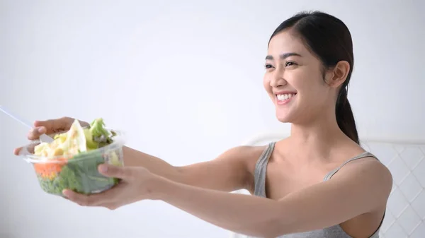 Concepto de salud. Las mujeres están comiendo deliciosas frutas y verduras —  Fotos de Stock