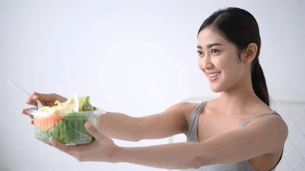 Concepto de salud. Las mujeres están comiendo deliciosas frutas y verduras —  Fotos de Stock