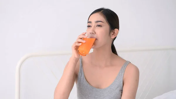 Concetto di salute. Le donne asiatiche stanno bevendo deliziosi succhi . — Foto Stock